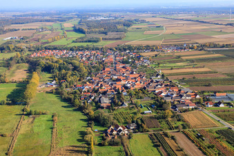 Luftbild von Dorf von Westen in Winden im Bundesland Rheinland-Pfalz, Deutschland