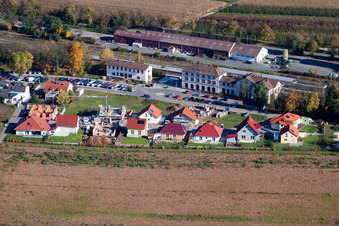 Luftbild von Gleisverlauf und Bahnhofsgebäude der Deutschen Bahn Winden (Pfalz) in Winden im Bundesland Rheinland-Pfalz, Deutschland