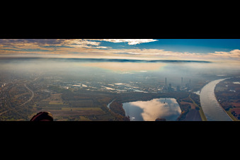 Rheinhafen hinterm Knielingersee im Dunst im Ortsteil Knielingen in Karlsruhe im Bundesland Baden-Württemberg, Deutschland