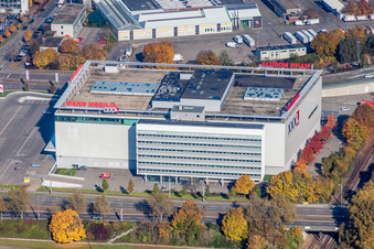 Schrägluftbild von Gebäude des Einrichtungshaus - Möbelmarkt der XXL Lutz, MANN Management GmbH im Ortsteil Rintheim in Karlsruhe im Bundesland Baden-Württemberg, Deutschland