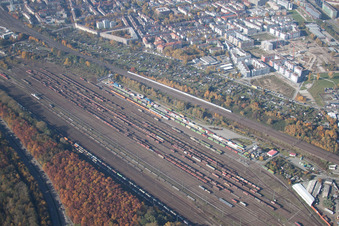 Schrägluftbild von Karlsruhe, Güterbahnhof im Ortsteil Südstadt im Bundesland Baden-Württemberg, Deutschland