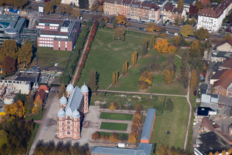 Schrägluftbild von Gebäudekomplex der Hochschule Schloss Gottesaue -Hochschule für Musik in Karlsruhe im Ortsteil Oststadt im Bundesland Baden-Württemberg, Deutschland