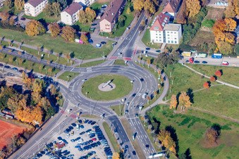 Verkehrsführung der kreisförmigen Kreuzung (keine Kreisverkehr) und Straßenverlauf von Kriegsstraße, Wolfahrtsweierer Strasse und Stuttgarter Straße im Ortsteil Südstadt in Karlsruhe im Bundesland Baden-Württemberg, Deutschland