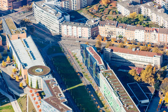 Luftbild von Verlauf der Straßenführung der Ludwig-Erhard-Allee mit Scheck-In Center, Volksbank Karlsruhe eG - Hauptverwaltung, Friedrich-List-Schule im Ortsteil Oststadt in Karlsruhe im Ortsteil Südstadt im Bundesland Baden-Württemberg, Deutschland
