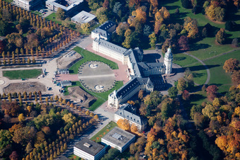 Luftbild von Gelände und Schlosspark am Schloss Karlsruhe. Das Karlsruher Schloss wurde 1715 als Residenz des Markgrafen Karl Wilhelm von Baden-Durlach errichtet. Heute ist in dem Gebäude das Badische Landesmuseum im Ortsteil Innenstadt-West im Bundesland Baden-Württemberg, Deutschland