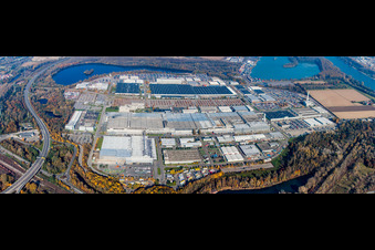 Schrägluftbild von Gebäude und Produktionshallen auf dem Werksgelände des Daimler Automobilwerk Wörth in Wörth am Rhein im Ortsteil Maximiliansau im Bundesland Rheinland-Pfalz, Deutschland