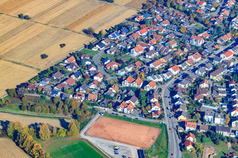 Hartplatz des SV Hagenbach an der Scharfeneckstraße im Bundesland Rheinland-Pfalz, Deutschland