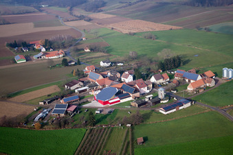 Drehbare Photovoltaikanlage auf einem Stall im Ortsteil Deutschhof in Kapellen-Drusweiler im Bundesland Rheinland-Pfalz, Deutschland