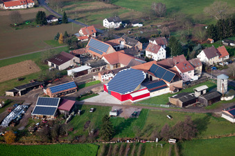 Luftbild von Drehbare Photovoltaikanlage auf einem Stall im Ortsteil Deutschhof in Kapellen-Drusweiler im Bundesland Rheinland-Pfalz, Deutschland