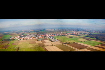 Panorama der Dorfansicht aus Süden in Freckenfeld im Bundesland Rheinland-Pfalz, Deutschland