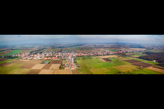 Luftbild von Panorama der Dorfansicht aus Süden in Freckenfeld im Bundesland Rheinland-Pfalz, Deutschland