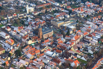 Christkindlmarkt am Plätzl und um die St. Georgskirche in Kandel im Bundesland Rheinland-Pfalz, Deutschland