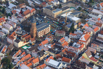 Luftbild von Christkindlmarkt am Plätzl und um die St. Georgskirche in Kandel im Bundesland Rheinland-Pfalz, Deutschland