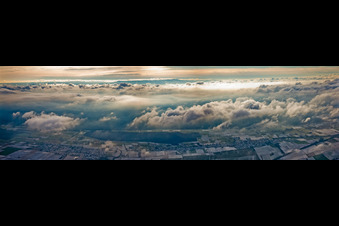 Wolken über dem Bienwald in Freckenfeld im Bundesland Rheinland-Pfalz, Deutschland