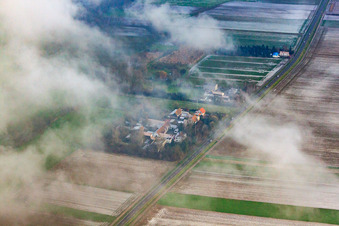 Ortsteil Höfen im Winter unter Wolken im Ortsteil Minderslachen in Kandel im Bundesland Rheinland-Pfalz, Deutschland