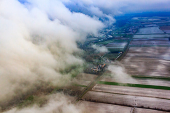 Luftbild von Ortsteil Höfen im Winter unter Wolken im Ortsteil Minderslachen in Kandel im Bundesland Rheinland-Pfalz, Deutschland