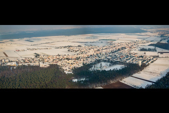 Luftbild von Panoram der Ortansicht aus Südwesten im Winter bei Schnee in Hatzenbühl im Bundesland Rheinland-Pfalz, Deutschland