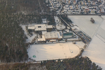 IGS Rheinzabern, Römerbergschule im Winter bei Schnee im Bundesland Rheinland-Pfalz, Deutschland