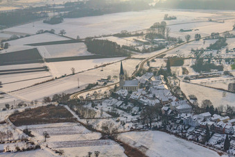 St. Dionysius im Hinterstädel im Winter bei Schnee in Jockgrim im Bundesland Rheinland-Pfalz, Deutschland