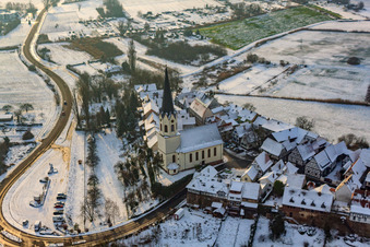 Luftbild von St. Dionysius im Hinterstädel im Winter bei Schnee in Jockgrim im Bundesland Rheinland-Pfalz, Deutschland