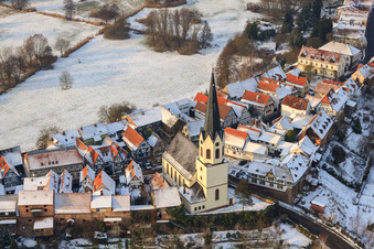 Luftaufnahme von St. Dionysius im Hinterstädel im Winter bei Schnee in Jockgrim im Bundesland Rheinland-Pfalz, Deutschland