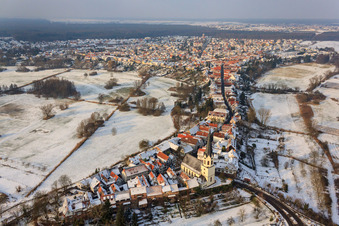 Schrägluftbild von St. Dionysius im Hinterstädel im Winter bei Schnee in Jockgrim im Bundesland Rheinland-Pfalz, Deutschland