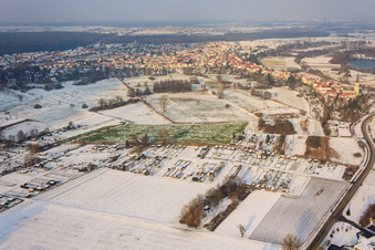 Gartengrundstücke im Winter bei Schnee in Jockgrim im Bundesland Rheinland-Pfalz, Deutschland