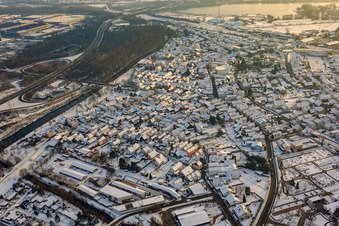 Luitpoldstraße im Winter bei Schnee in Wörth am Rhein im Bundesland Rheinland-Pfalz, Deutschland
