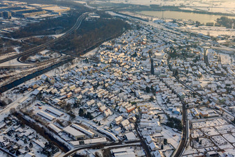 Luftbild von Luitpoldstraße im Winter bei Schnee in Wörth am Rhein im Bundesland Rheinland-Pfalz, Deutschland