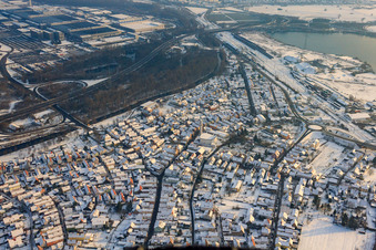Bahnhofstraße im Winter bei Schnee in Wörth am Rhein im Bundesland Rheinland-Pfalz, Deutschland