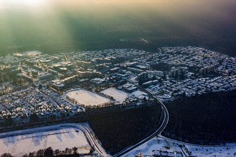 Luftbild von Dorschberg im Winter bei Schnee in Wörth am Rhein im Bundesland Rheinland-Pfalz, Deutschland