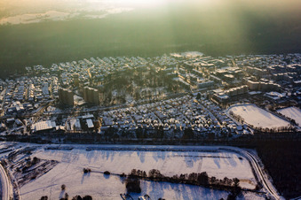 Birkenstraße im Winter bei Schnee in Wörth am Rhein im Bundesland Rheinland-Pfalz, Deutschland