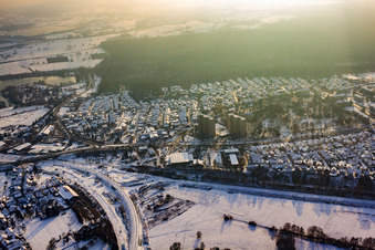 Luftbild von Birkenstraße im Winter bei Schnee in Wörth am Rhein im Bundesland Rheinland-Pfalz, Deutschland