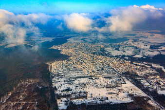 Stadtansicht aus Westen im Winter bei Schnee in Jockgrim im Bundesland Rheinland-Pfalz, Deutschland
