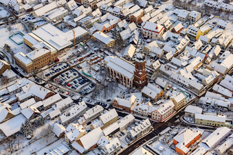 Christkindlmarkt am Plätzl und um die St. Georgskirche bei Schnee in Kandel im Bundesland Rheinland-Pfalz, Deutschland von oben