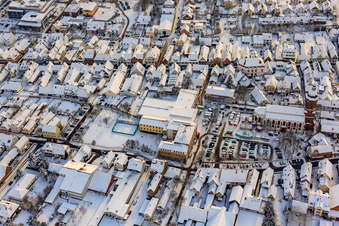 Christkindlmarkt am Plätzl und um die St. Georgskirche bei Schnee in Kandel im Bundesland Rheinland-Pfalz, Deutschland aus der Luft