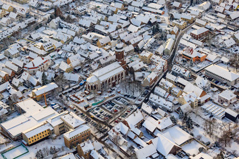 Christkindlmarkt am Plätzl und um die St. Georgskirche bei Schnee in Kandel im Bundesland Rheinland-Pfalz, Deutschland vom Flugzeug aus