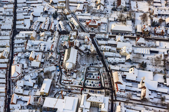 Drohnenaufname von Christkindlmarkt am Plätzl und um die St. Georgskirche bei Schnee in Kandel im Bundesland Rheinland-Pfalz, Deutschland
