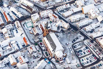 Christkindlmarkt am Plätzl und um die St. Georgskirche bei Schnee in Kandel im Bundesland Rheinland-Pfalz, Deutschland aus der Drohnenperspektive