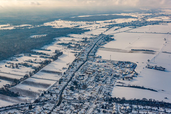 Schrägluftbild von Saarstraße im Winter bei Schnee in Kandel im Bundesland Rheinland-Pfalz, Deutschland