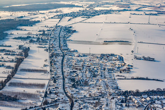 Saarstraße im Winter bei Schnee in Kandel im Bundesland Rheinland-Pfalz, Deutschland von oben