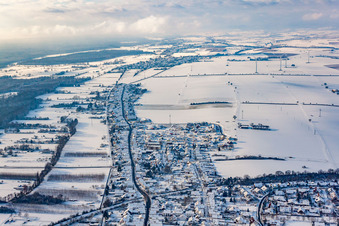 Saarstraße im Winter bei Schnee in Kandel im Bundesland Rheinland-Pfalz, Deutschland aus der Luft