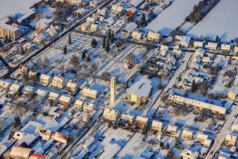 Kath. Kirche St. Pius, Friedhof im Winter bei Schnee in Kandel im Bundesland Rheinland-Pfalz, Deutschland