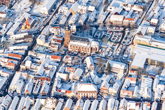 Christkindlmarkt am Plätzl und um die St. Georgskirche bei Schnee in Kandel im Bundesland Rheinland-Pfalz, Deutschland aus der Luft