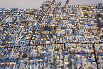 Christkindlmarkt am Plätzl und um die St. Georgskirche in Kandel im Bundesland Rheinland-Pfalz, Deutschland aus der Luft