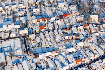 Marktstraße im Winter bei Schnee in Kandel im Bundesland Rheinland-Pfalz, Deutschland