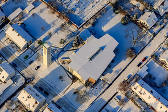 Luftbild von Kath. Kirche St. Pius im Winter bei Schnee in Kandel im Bundesland Rheinland-Pfalz, Deutschland
