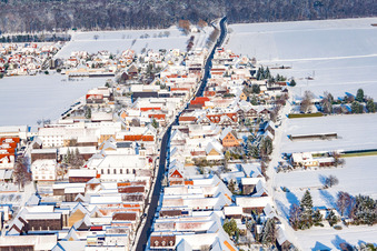 Im Winter bei Schnee im Ortsteil Hayna in Herxheim bei Landau im Bundesland Rheinland-Pfalz, Deutschland