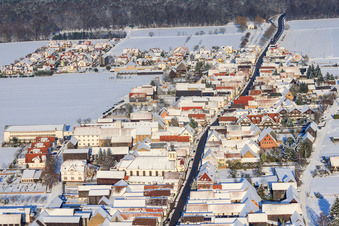 Luftbild von Hautpstraße Im Winter/Schnee im Ortsteil Hayna in Herxheim bei Landau im Bundesland Rheinland-Pfalz, Deutschland