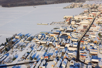 Luftaufnahme von Hautpstraße Im Winter/Schnee im Ortsteil Hayna in Herxheim bei Landau im Bundesland Rheinland-Pfalz, Deutschland